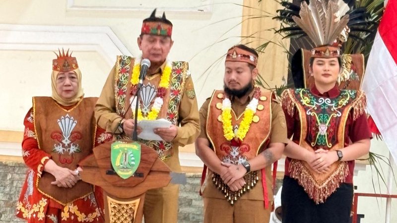 Foto Bupati Bartim M.Yamin bersama wakil Bupati Bartim Adi Mula Nakalelu saat menyampaikan sambutan di acara pelantikan pengurus DAD se -Kecamatan