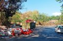Sampah berserakan sudah mulai meluber ke jalan poros Enrekang Sidrap, pada hari Senin 10 Agustus sekitar pukul 10.00 WITA 
