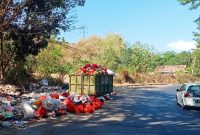 Sampah berserakan sudah mulai meluber ke jalan poros Enrekang Sidrap, pada hari Senin 10 Agustus sekitar pukul 10.00 WITA 