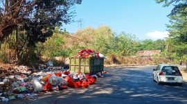 Sampah berserakan sudah mulai meluber ke jalan poros Enrekang Sidrap, pada hari Senin 10 Agustus sekitar pukul 10.00 WITA 