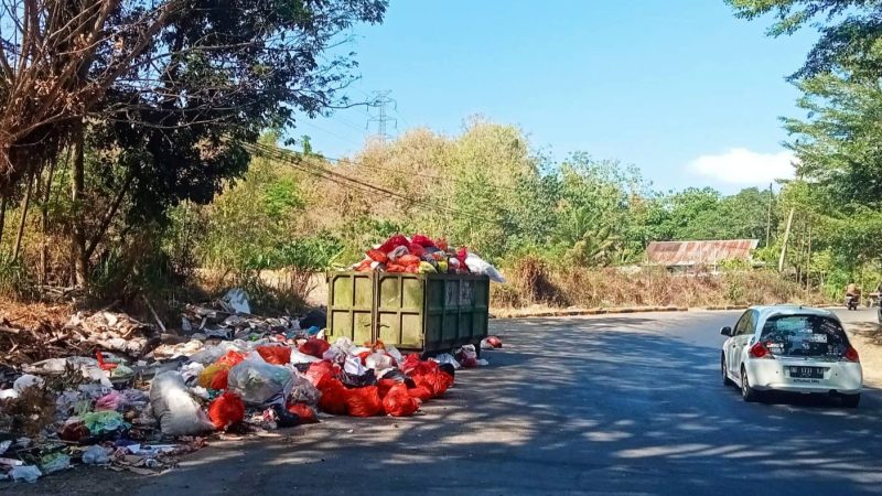 Sampah berserakan sudah mulai meluber ke jalan poros Enrekang Sidrap, pada hari Senin 10 Agustus sekitar pukul 10.00 WITA 