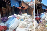 Nampak depan gardu Pasar Baraka, lapak penjual tertutup gunungan sampah