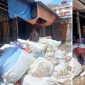 Nampak depan gardu Pasar Baraka, lapak penjual tertutup gunungan sampah