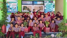 Mahasiswa KKN Gel. 116 Tematik Pemberdayaan Desa berfoto bersama siswa-siswi setelah program kerja kegiatan “Edukasi Literasi Keuangan Untuk Siswa Sekolah Dasar” di UPT SD Negeri 11 Binamu, Kabupaten Jeneponto, Rabu (5/8/2026). Sumber: Dokumentasi Pribadi