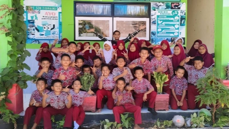 Mahasiswa KKN Gel. 116 Tematik Pemberdayaan Desa berfoto bersama siswa-siswi setelah program kerja kegiatan “Edukasi Literasi Keuangan Untuk Siswa Sekolah Dasar” di UPT SD Negeri 11 Binamu, Kabupaten Jeneponto, Rabu (5/8/2026). Sumber: Dokumentasi Pribadi