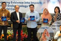 Foto 1 (dari kiri ke kanan): dr. Gagas; dr. Rochsismandoko, Sp.PD, KEMD, FINASIM, FACE; dr. Marshell Tendean, Sp.PD-KEMD, FINASIM; dr. Khomimah, Sp.PD-KEMD, FINASIM; dan Leona A. Karnali, CEO Primaya Hospital Group, berfoto bersama dalam acara Seminar Metabolic Endocrine Primaya Hospital yang diselenggarakan pada Juli 2026.