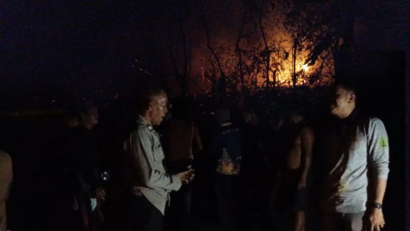 Camat Paku Apresiasi Kesigapan Warga Saat Pimpin Langsung Penanganan Karhutla di Perbatasan Desa Tampa dan Tarinsing