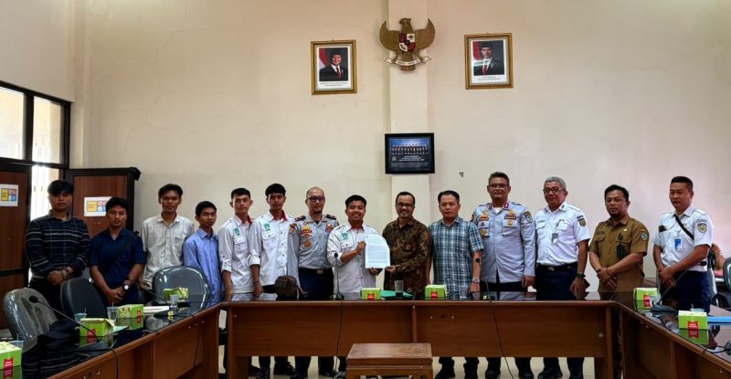 Audiensi bersama DPRD, Dishub, PUPR, dan PT KAI Daop 2 Bandung menghasilkan respons positif terhadap gagasan pengembangan kereta api lokal sebagai penggerak konektivitas dan pertumbuhan wilayah.