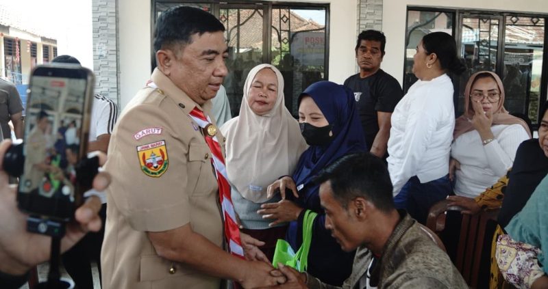 Bupati Garut, Abdusy Syakur Amin, mengunjungi keluarga korban musibah tenggelamnya Kapal Virgo rute Surabaya–Banjarmasin di halaman Masjid Al-Hasbi, Kecamatan Karangpawitan, Kabupaten Garut, Senin (14/9/2026).