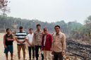 Foto ketua Komisi III DPRD Kariatu dan JM Idat bersama penasehat hukum, warga dan kepolisian saat di lapangan