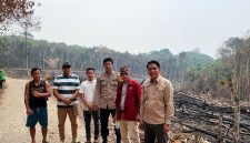 Foto ketua Komisi III DPRD Kariatu dan JM Idat bersama penasehat hukum, warga dan kepolisian saat di lapangan