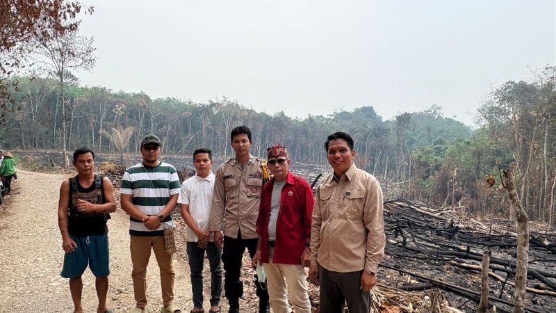 Foto ketua Komisi III DPRD Kariatu dan JM Idat bersama penasehat hukum, warga dan kepolisian saat di lapangan