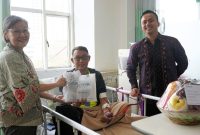 Keterangan foto: Chief Medical Officer Primaya Hospital Group, dr. Esther Ramono, bersama Dr. dr. Meizar Rizaldi, M.Ked.Klin., MM., MBA., FISQua, Direktur Primaya Hospital Bekasi Timur, menyapa dan memberikan bingkisan kepada Christiawan Heri, pasien hemodialisis di Primaya Hospital Bekasi Timur.