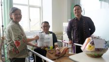 Keterangan foto: Chief Medical Officer Primaya Hospital Group, dr. Esther Ramono, bersama Dr. dr. Meizar Rizaldi, M.Ked.Klin., MM., MBA., FISQua, Direktur Primaya Hospital Bekasi Timur, menyapa dan memberikan bingkisan kepada Christiawan Heri, pasien hemodialisis di Primaya Hospital Bekasi Timur.