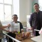 Keterangan foto: Chief Medical Officer Primaya Hospital Group, dr. Esther Ramono, bersama Dr. dr. Meizar Rizaldi, M.Ked.Klin., MM., MBA., FISQua, Direktur Primaya Hospital Bekasi Timur, menyapa dan memberikan bingkisan kepada Christiawan Heri, pasien hemodialisis di Primaya Hospital Bekasi Timur.