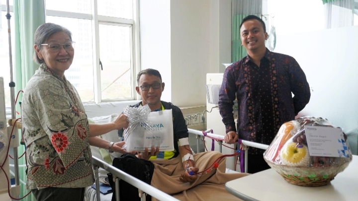 Keterangan foto: Chief Medical Officer Primaya Hospital Group, dr. Esther Ramono, bersama Dr. dr. Meizar Rizaldi, M.Ked.Klin., MM., MBA., FISQua, Direktur Primaya Hospital Bekasi Timur, menyapa dan memberikan bingkisan kepada Christiawan Heri, pasien hemodialisis di Primaya Hospital Bekasi Timur.