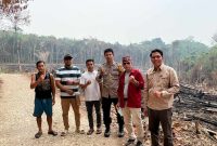 Foto JM Idat saat cek lokasi ladang Yadi dan Subarno di Hayaping