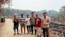 Foto JM Idat saat cek lokasi ladang Yadi dan Subarno di Hayaping