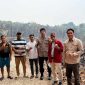 Foto JM Idat saat cek lokasi ladang Yadi dan Subarno di Hayaping