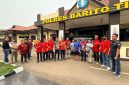 Foto kedua tersangka Yadi dan Sunarno diblur didampingi para penjamin saat dibebaskan dari tahanan