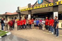 Foto kedua tersangka Yadi dan Sunarno diblur didampingi para penjamin saat dibebaskan dari tahanan