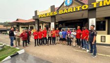Foto kedua tersangka Yadi dan Sunarno diblur didampingi para penjamin saat dibebaskan dari tahanan