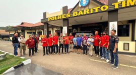 Foto kedua tersangka Yadi dan Sunarno diblur didampingi para penjamin saat dibebaskan dari tahanan