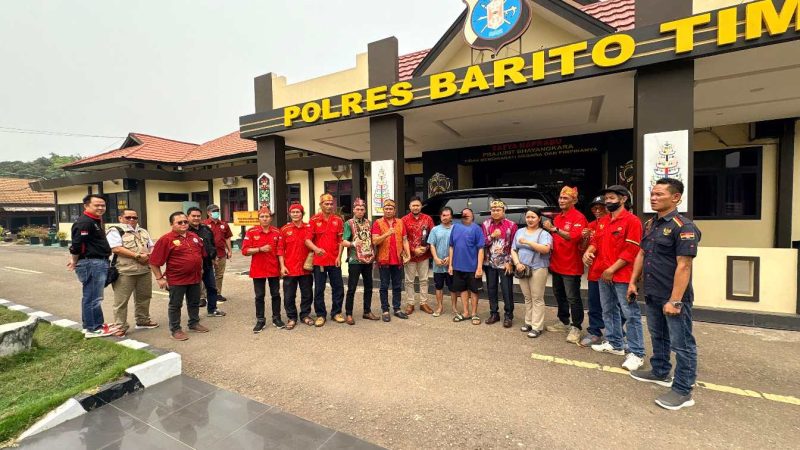 Foto kedua tersangka Yadi dan Sunarno diblur didampingi para penjamin saat dibebaskan dari tahanan