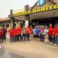 Foto kedua tersangka Yadi dan Sunarno diblur didampingi para penjamin saat dibebaskan dari tahanan