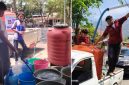 Diskominfo Enrekang Turun Langsung Salurkan 1200 Liter Air Untuk Warga